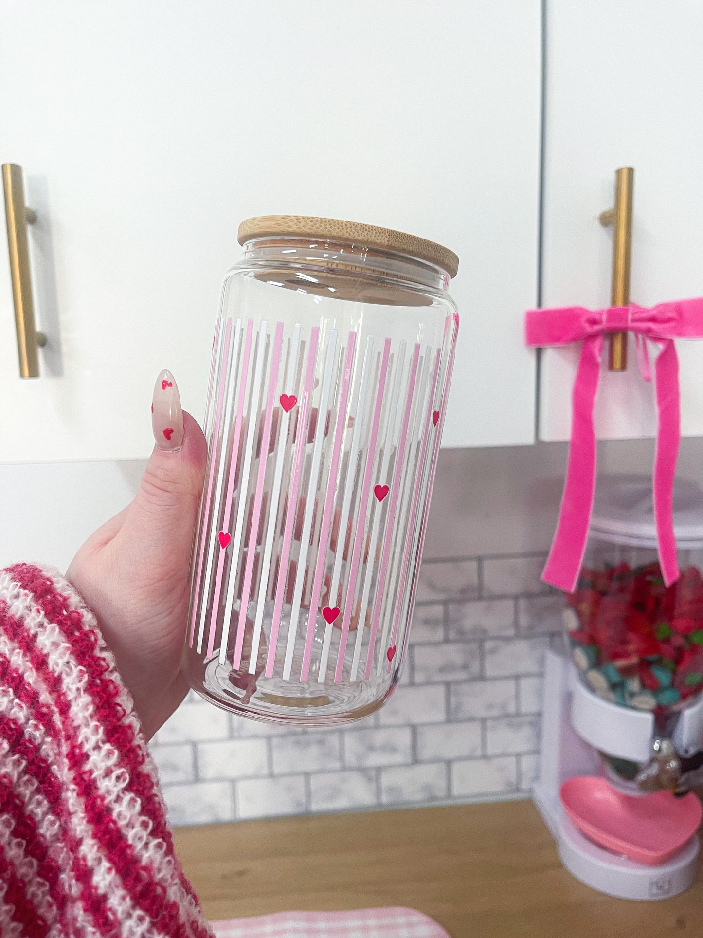 Verre 16 oz | Lignes blanches et roses avec coeurs